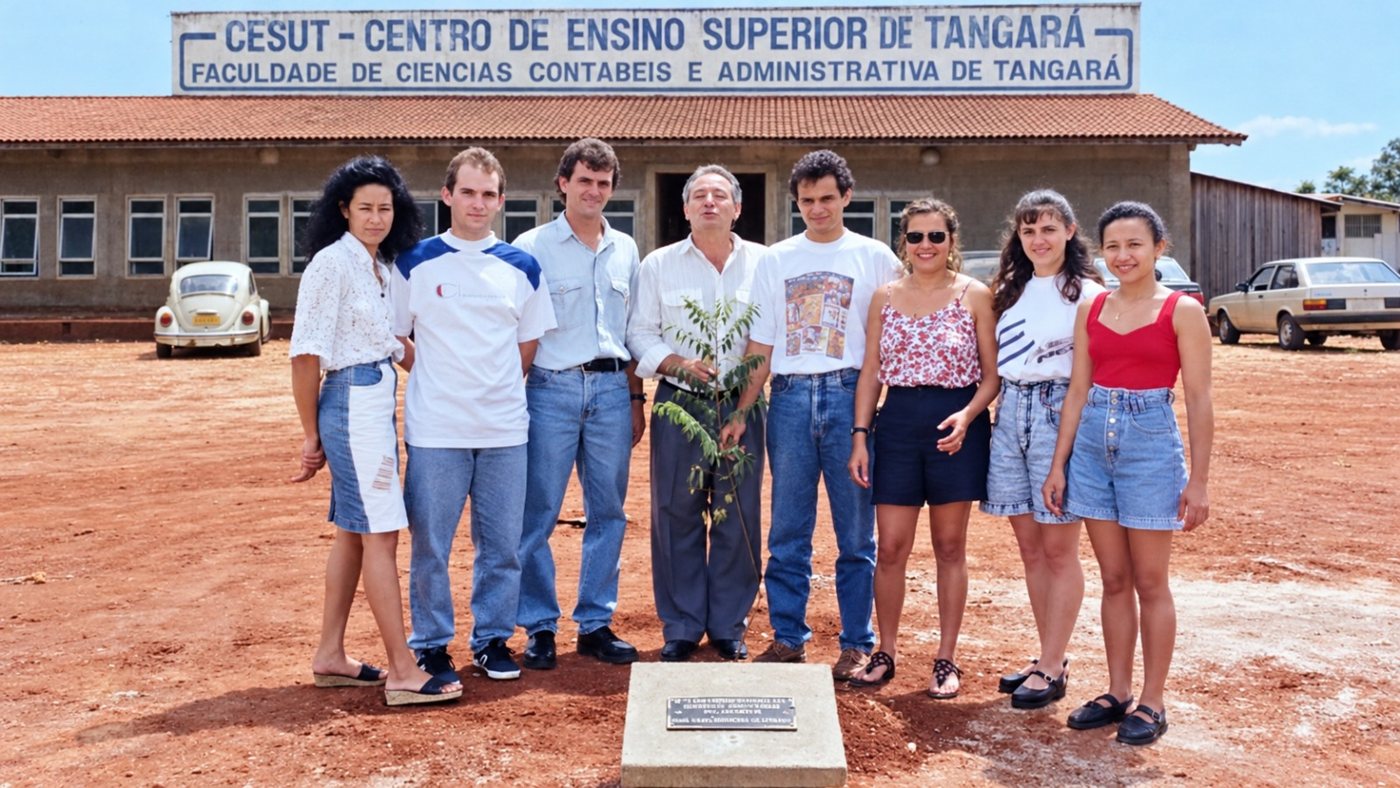 Grupo de pessoas plantando uma muda em frente ao prédio do antigo CESUT